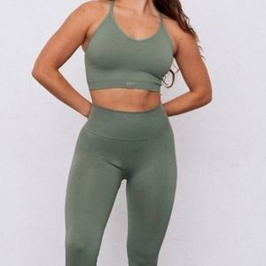 NWT SETActive Ribbed V Bra in Pine